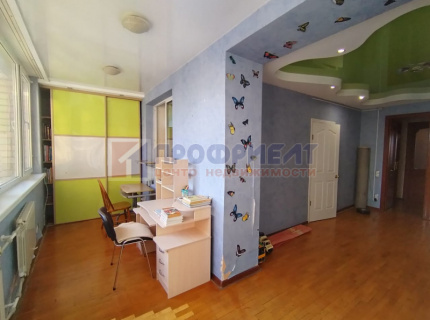 Продам четырехкомнатную (и более) квартиру